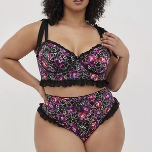 New Torrid Black Floral Satin Ruffle Underwire Bra and High-rise Thong Panty Set